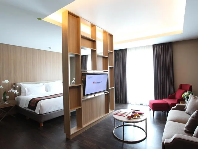 Business, Suite, King Bed, Swiss-Belhotel Airport Jakarta 3/3
