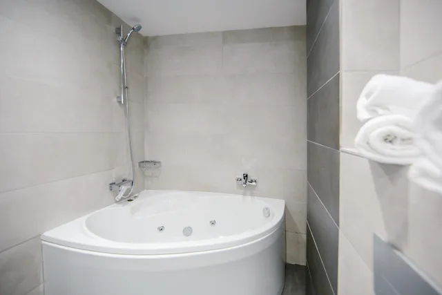 جناح ديلوكس بجاكوزي، Qbic City Hotel 5/8