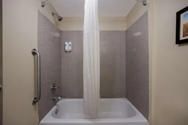 Room, King Bed, Comfort Inn & Suites Midway - Tallahassee West 3/4
