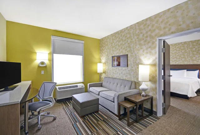 جناح بسريرين كوين بغرفة نوم واحدة مع أريكة، Home2 Suites By Hilton Dallas Desoto 2/5