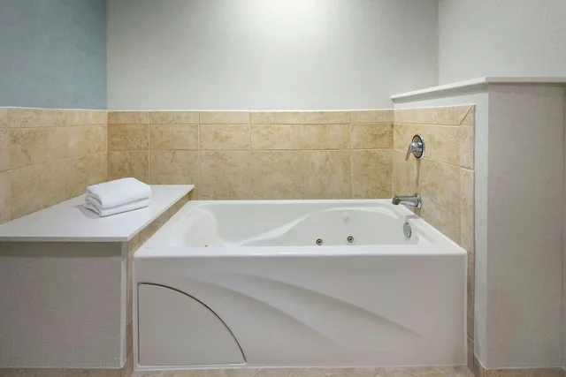 1 Bedroom, Suite, King Bed, Sofa, Balcony, Courtyard by Marriott Sandestin at Grand Boulevard 4/7