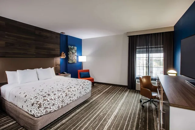 غرفة بسرير كينج لذوي الإعاقة، La Quinta Inn Suites By Wyndham Owasso 2/8