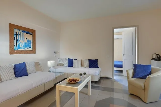 غرفة سوبيريور عائلية بسريرين منفصلين مع أريكة، ST. CONSTANTIN SEA HOTEL AND SPA RESORT 9/10