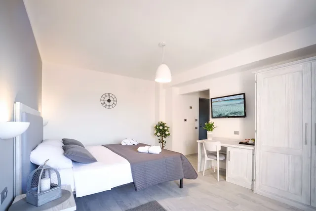 غرفة بسرير كوين بإطلالة على البحر بشرفة، Hotel Gli Ulivi 2/10