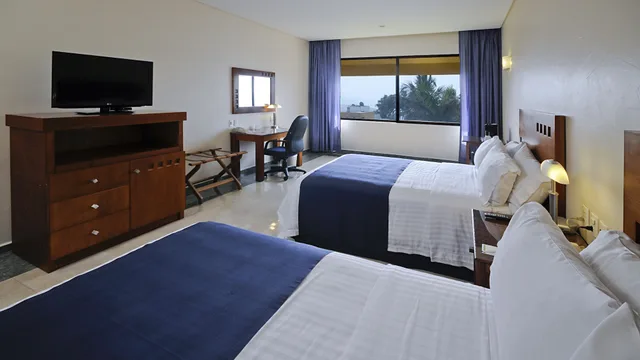 غرفة قياسية بسريرين مزدوجين بإطلالة على المسبح والبحر، Holiday Inn Veracruz Boca del Rio 5/8