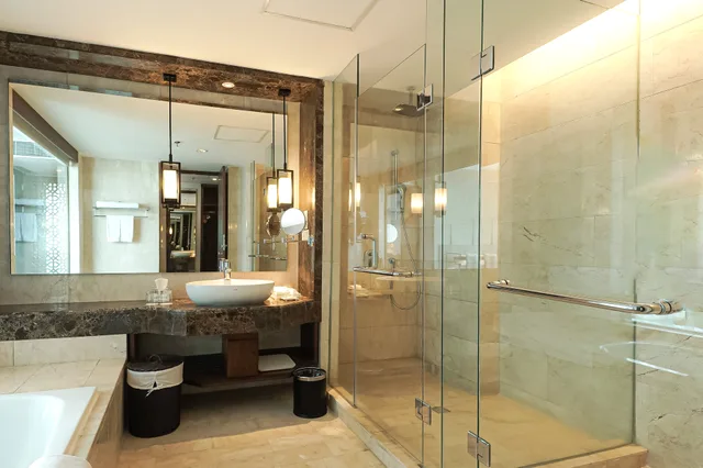 Junior Suite, King Bed, Lounge Access, Smoking, Crowne Plaza Bandung 3/3