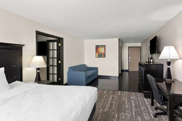 جناح بسرير كينج بغرفتين مع أريكة يُسمح فيها بالحيوانات الأليفة، Best Western Saluki Inn 1/3