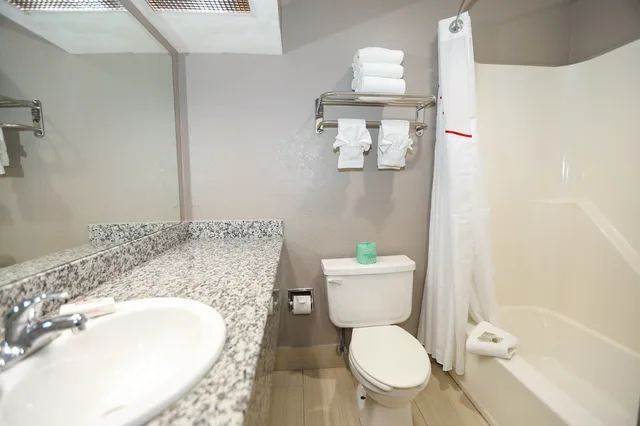 جناح بسرير كينج بغرفتي نوم مع أريكة بحوض جاكوزي، Red Roof Inn Lexington - Hamburg 4/5