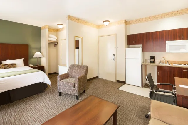 Suite, King Bed, Sofa, Kitchen, Hawthorn Suites by Wyndham Rancho Cordova/Folsom 9/10