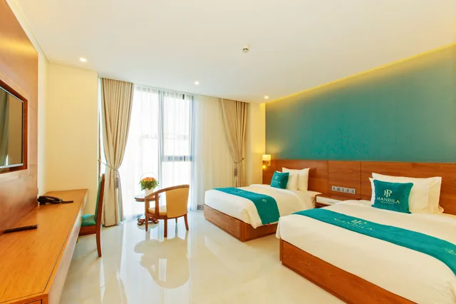 غرفة ديلوكس بسريرين مزدوجين بإطلالة جزئية على البحر، Mandila Beach Hotel Danang 1/10