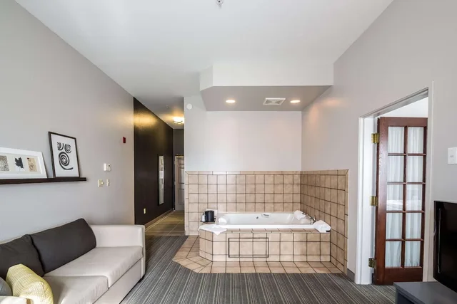 جناح بسرير كينج بحوض جاكوزي، Country Inn Suites By Radisson Fond Du Lac Wi 3/3