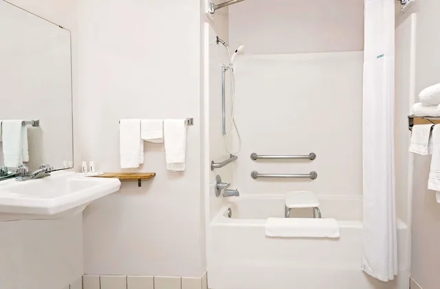 غرفة قياسية بسريرين كوين للمدخنين، Howard Johnson By Wyndham Gothenburg 4/4