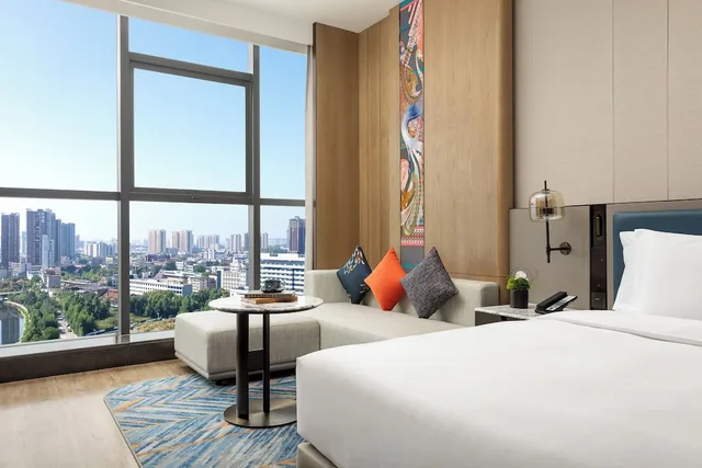 غرفة بريميوم بسرير كينج بإطلالة على النهر، Crowne Plaza Huaihua by IHG 1/4