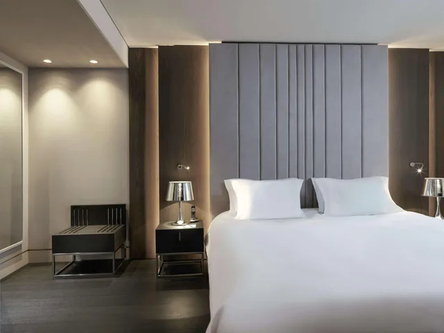 جناح بسرير كينج بمنطقة جلوس مع دخول صالة النادي، Sofitel Athens Airport 1/17