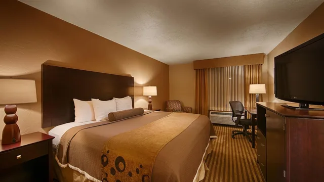 غرفة قياسية بسرير كينج لذوي الإعاقة، Wyndham Tucson Airport & Conference Center 2/4