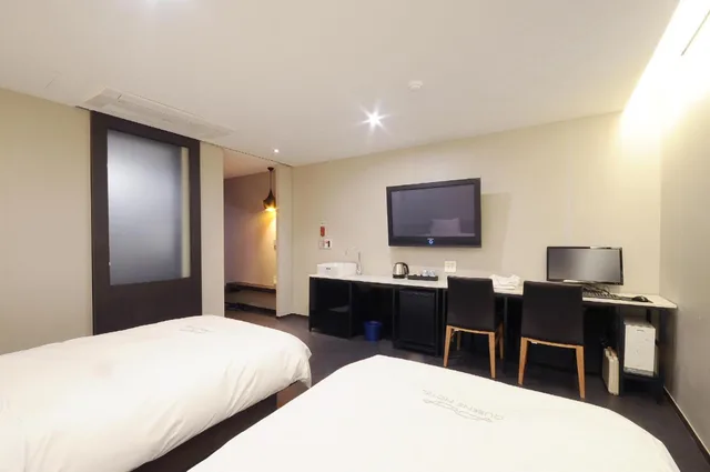 Deluxe, 1 Double and 1 Single Bed, No Parking، Queens Hotel 1/7