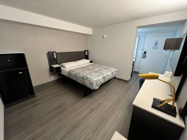 Deluxe, Queen Bed, Motel6 Council Bluffs, IA - Omaha East 1/6