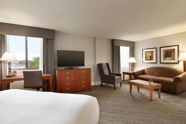 جناح جونيور بسرير كينج مع أريكة، Doubletree Hotel Minneapolis Park Place 2/4