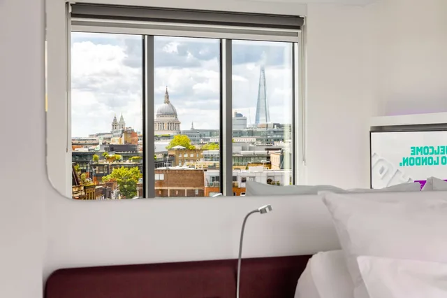 غرفة بريميوم بسرير كوين بإطلالة على المدينة، YOTEL London City, Select by Hilton 5/7