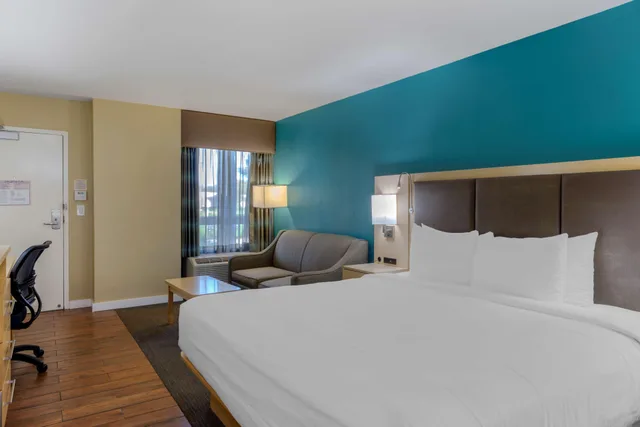 غرفة بسرير كينج، Best Western Plus South Coast Inn 1/10
