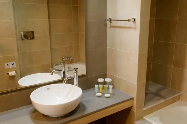 جناح سوبيريور بسرير مزدوج بإطلالة على البحر بشرفة بغرفة نوم واحدة مع أريكة، Capital Coast Resort & Spa 5/5