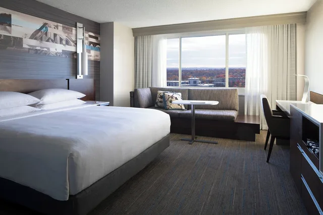 غرفة بسرير كينج لذوي الإعاقة، Kansas City Marriott Country Club Plaza 3/6