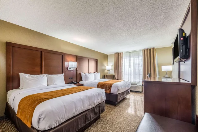 غرفة رباعية بسريرين كوين، Comfort Inn and Suites Dayton North 2/3