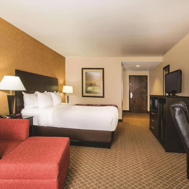 غرفة تنفيذية بسرير كينج، La Quinta Inn & Suites by Wyndham Ely 2/9