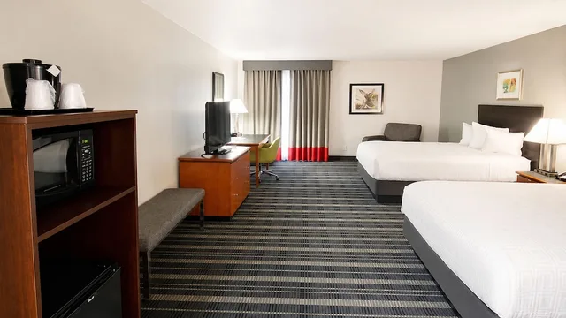 غرفة قياسية بسريرين كوين، Atrium Hotel And Suites 10/10
