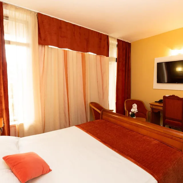 Suite, Continental Hotel 3/8