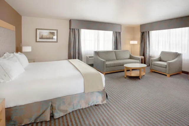 غرفة بسرير كينج مع أريكة لذوي الإعاقة، Holiday Inn Express Monterey Cannery Row 1/1