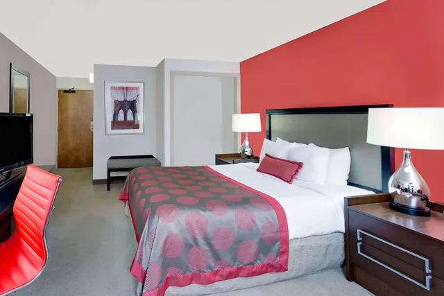 غرفة بسرير كوين لذوي الإعاقة، Ramada by Wyndham Marquette 1/3