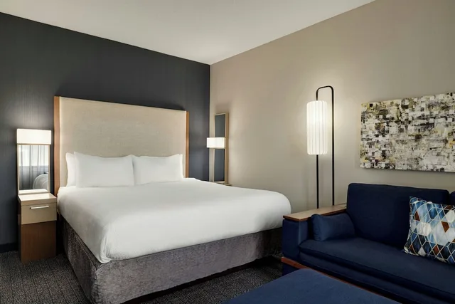 غرفة بسرير كينج لذوي الإعاقة، Courtyard by Marriott Wilmington Brandywine 1/2