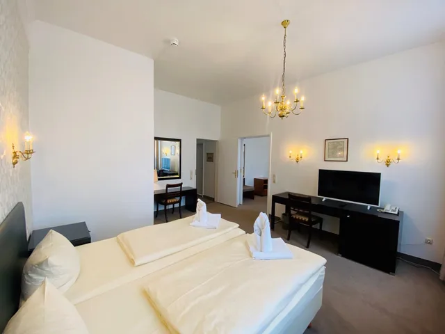 Family, Queen Bed, Sofa, Centro Hotel Kaiserhof Deluxe 1/4