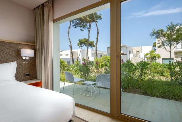 Junior Suite, King Bed, Balcony or Terrace، Radisson Blu Resort Al Hoceima 2/4