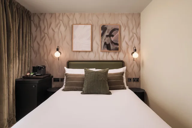 Cozy, Renovated, Double Bed، Central Park Hotel 2/3