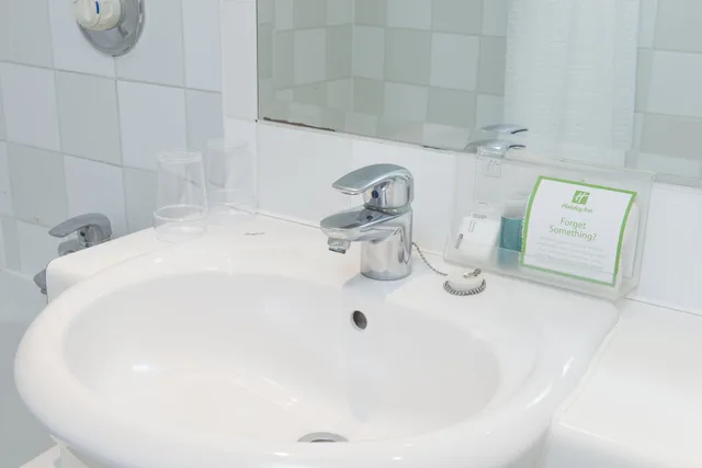غرفة قياسية بسريرين مزدوجين، Holiday Inn London Sutton 8/9