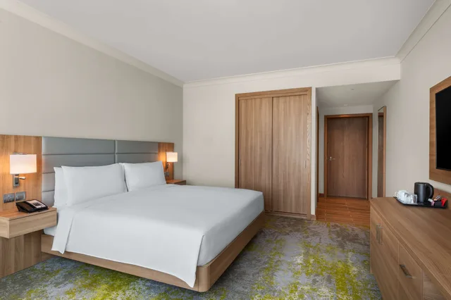 غرفة قياسية بسرير كينج بإطلالة على المدينة، Hilton Garden Inn Kuwait 6/10