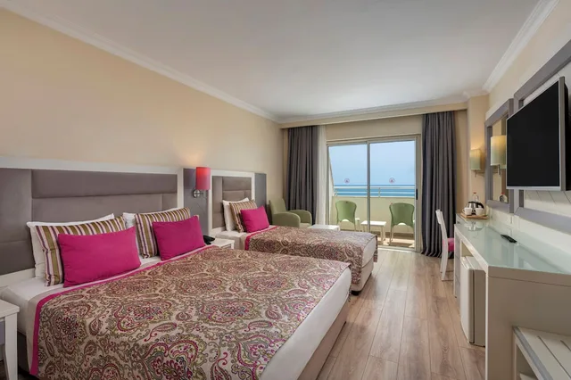 غرفة قياسية بسرير مزدوج وسرير فردي بإطلالة على البحر، Orange County Belek 1/10