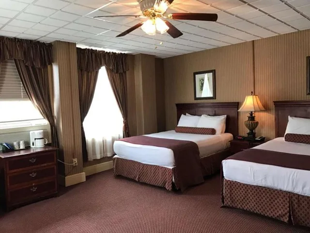 غرفة قياسية بسريرين كوين لذوي الإعاقة، Genetti Hotel SureStay Collection By Best Western 3/8