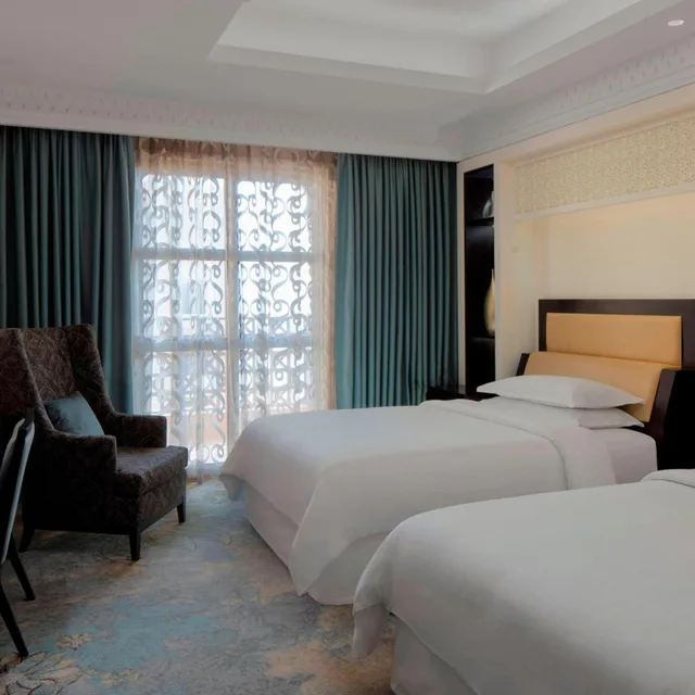 غرفة ديلوكس بسرير فردي وسريرين مزدوجين بإطلالة على المدينة بشرفة، Sheraton Sharjah Beach Resort Spa 1/6