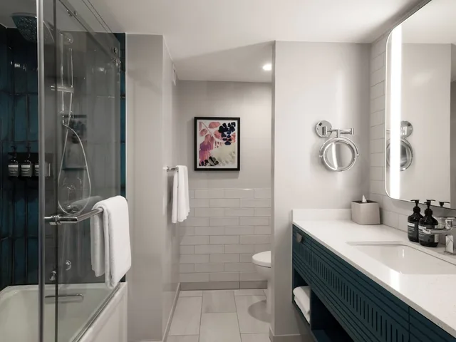 غرفة بريميوم بسرير فردي، Crowne Plaza Resort Guam 7/10