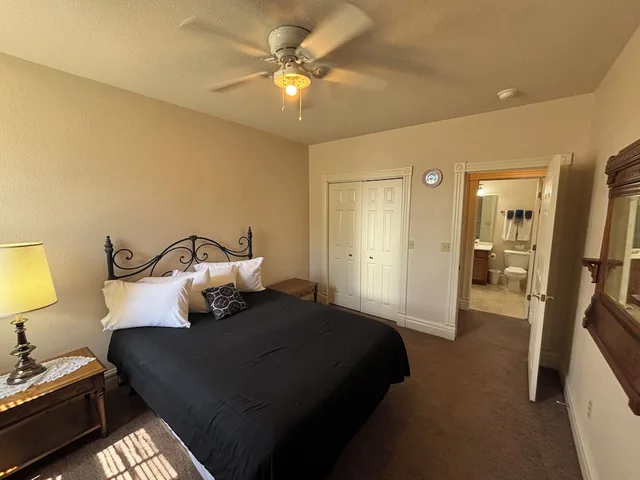 Presidential, Master, Suite, 3 Queen Beds, Sofa، Hermann Crown Suites 7/10