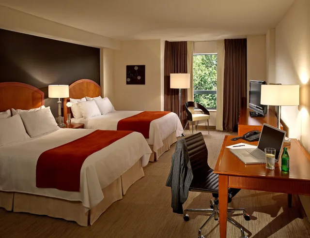 جناح عائلي بسريرين مزدوجين بغرفة نوم واحدة مع أريكة، CAMBRIDGE SUITES HALIFAX HOTEL 3/7