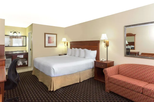 Room, King Bed, Accessible, Days Inn by Wyndham Port Charlotte/Punta Gorda 7/10