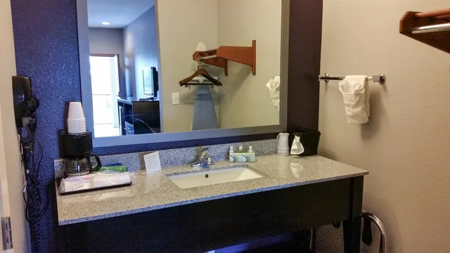 Deluxe, King Bed, Studio6 Beeville, TX 8/10