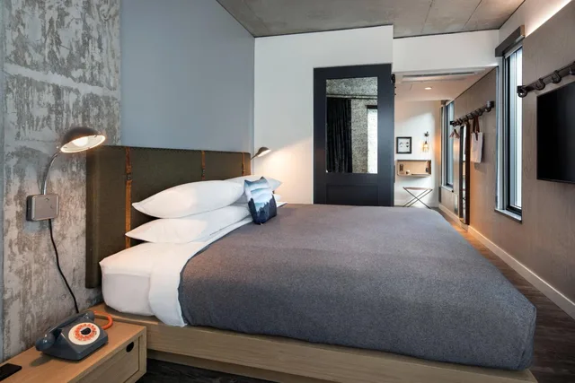 غرفة كبيرة بسرير كينج لذوي الإعاقة، Moxy Seattle Downtown 2/5