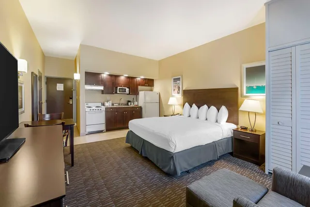 غرفة بسرير كينج بمطبخ، Best Western Naples Plaza Hotel 3/4