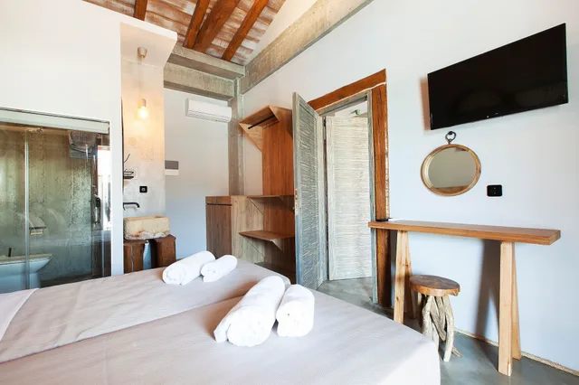 غرفة بسرير مزدوج بإطلالة على المسبح، Casa Afytos - Adults Only 4/7
