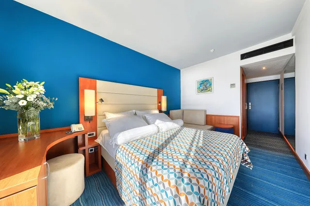 غرفة كلوب بريميوم بسرير مزدوج بإطلالة على البحر بشرفة، Hotel Kornati Biograd 6/8